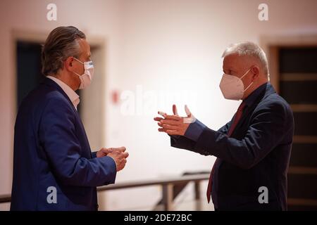 Stuttgart, Deutschland. November 2020. Fritz Kuhn (Bündnis 90/die Grünen, r), scheidender Oberbürgermeister von Stuttgart, spricht nach der Neuwahl des Oberbürgermeisters im Rathaus mit Frank Nopper (CDU), CDU-Kandidat und Wahlsieger. Quelle: Sebastian Gollnow/dpa/Alamy Live News Stockfoto