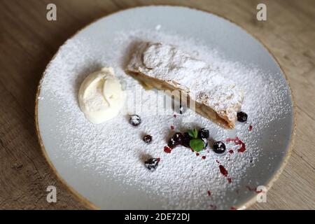 Eisstrudel auf dem Teller im Restaurant Stockfoto