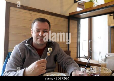 Mann hat Knödel in einem russischen Restaurant Stockfoto