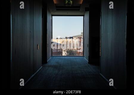 Stockholm - 02/07/2017: Hotelkorridor mit Blick auf die Stadt Stockfoto