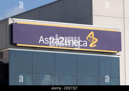 West Chester - ca. November 2020: AstraZeneca Werk. AstraZeneca hat an einem Impfstoff gegen das Coronavirus, COVID und COVID-19 gearbeitet. Stockfoto