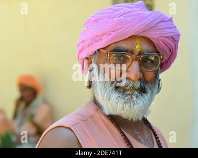 Turbaned älteren Gorakhnathi (Kanphata) Senior Yogi Mönch mit der Gorakh-Nath religiösen Hindu-Orden große Ohrringe Posen für die Kamera. Stockfoto