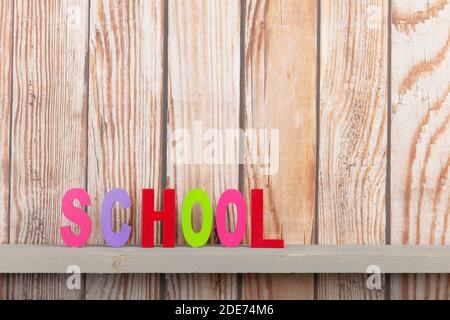 Schule in bunten Buchstaben mit Vintage-Holzwand Stockfoto