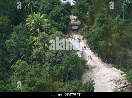 Gestrandete Dorfbewohner warten auf Rettung in einem abgelegenen Bergdorf in Honduras, das am 27. November 2020 in San Pedro Sula, Honduras, katastrophale Schäden durch die Wirbelstürme Eta und Iota erlitten hat. Die massiven Stürme fegten durch Mittelamerika und zerstörten große Teile der Küste und überschwemmten Straßen. Stockfoto