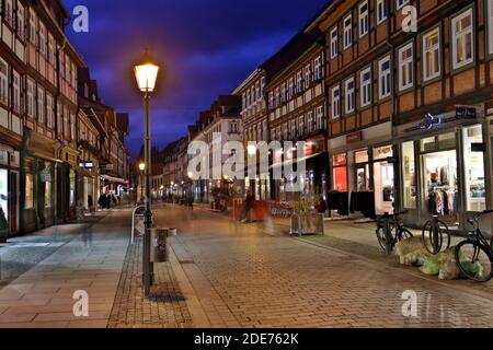 Einkaufsstraße am Abend zur Blauen Stunde Stockfoto