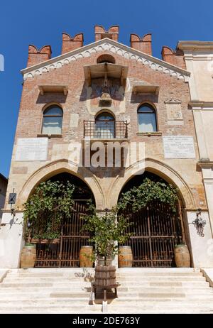 Mittelalterlicher Justizpalast in Soave, Italien Stockfoto