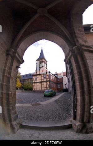 Blick durch einen Torbogen auf die Sylvestrikirche Stockfoto