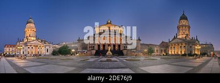 Gendarmenmarkt mit dem Deutschen Dom und dem Französischen Dom, mit dem Theater dazwischen Stockfoto