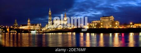 Dresden - Altstadtpanorama spiegelt sich in der Elbe wider Die blaue Stunde Stockfoto