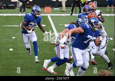 Cincinnati, OH, USA. November 2020. Wayne Gallman #22 der New York Giants während der NFL Football Spiel Aktion zwischen den New York Giants und den Cincinnati Bengals im Paul Brown Stadium am 29. November 2020 in Cincinnati, OH. Adam Lacy/CSM/Alamy Live News Stockfoto