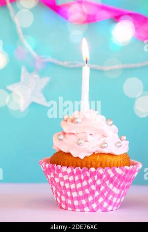Geburtstag Kuchen mit einer brennenden Kerze Stockfoto
