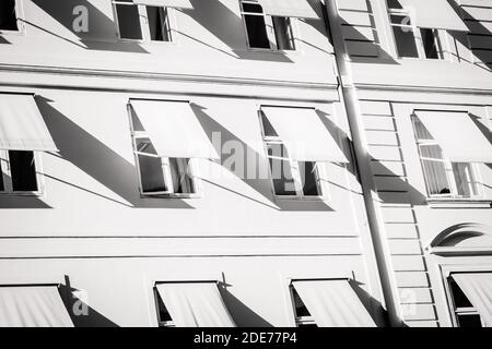 Weiße Fenster mit Fensterläden, Schwarz-Weiß-Foto. Windows-Muster Stockfoto