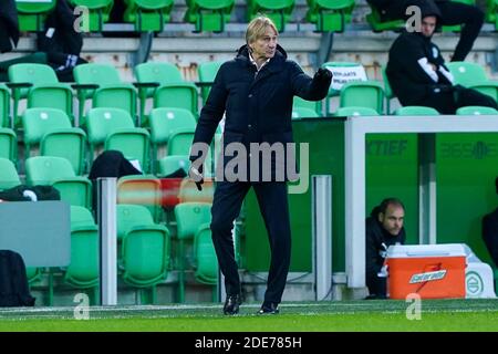 GRONINGEN, NIEDERLANDE - NOVEMBER 29: Trainer Adri Koster von Willem II während des niederländischen Eredivisie-Spiels zwischen FC Groningen und Willem II bei Hitachi C Stockfoto