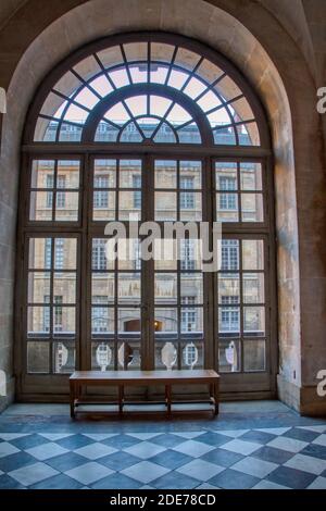 Versailles, Frankreich - 15. September 2019: Eines der vielen großen Fenster des Schlosses von Versailles Stockfoto