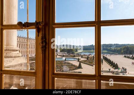 Versailles, Frankreich - 15. September 2019: Die Gärten von Versailles von einem Schlossfenster aus gesehen. Stockfoto