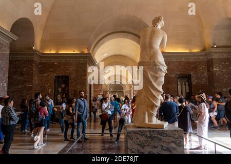 Paris, Frankreich - 16. September 2019: Touristen bewundern die Venus von Milo im Louvre Museum ausgestellt. Stockfoto
