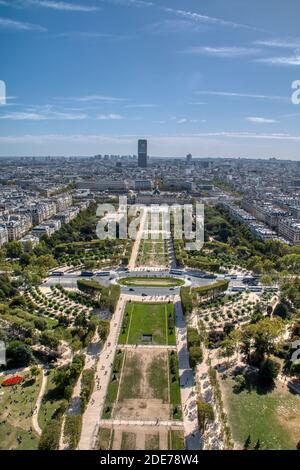 Paris, Frankreich - 18. September 2019: Die Gärten der Champs de Mars vom Eiffelturm aus gesehen Stockfoto