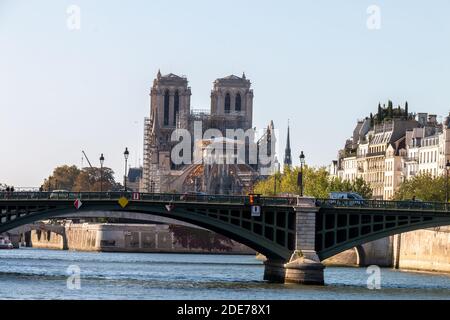 Paris, Frankreich - 18. September 2019: Die Kathedrale Notre Dame wird nach dem Brand am 15. April 2019 in Paris, Frankreich, umgebaut. Stockfoto