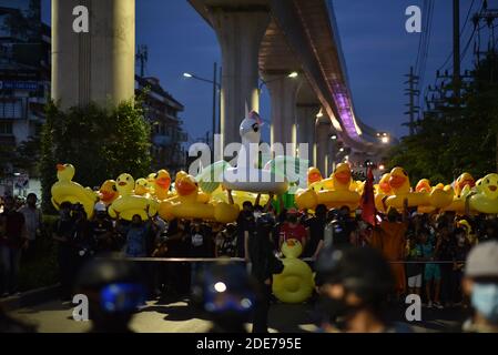 Bangkok, Thailand. November 2020. Regierungsfeindliche Gruppen marschierten von der Front der Bang Khen Feuerwache zum 11. Infanterie-Regiment (Thailand), wobei eine gelbe Entenpuppe an der Parade teilnahmen. (Foto von Teera Noisakran/Pacific Press) Quelle: Pacific Press Media Production Corp./Alamy Live News Stockfoto