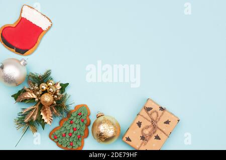 Einfache Weihnachtskarte mit Lebkuchen und Kugeln auf blauem Hintergrund Stockfoto