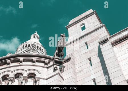 Detail der Fassade der Basilika des Heiligen Herzens, mit einer seiner Wasserspeier. Montmartre, Paris, Frankreich. Stockfoto