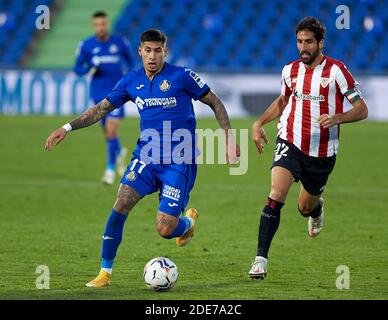 Mathias Olivera (Getafe CF) und Raul Garcia des Athletic Club de Bilbao in Aktion während der La Liga-Matchrunde 11 zwischen Getafe CF und Athletic Club de Bilbao im Stadion Alfonso Perez.(Endnote: Getafe CF VS Athletic Club de 1-1) Stockfoto