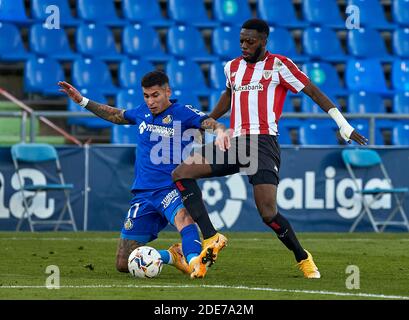 Mathias Olivera (Getafe CF) und Inaki Williams vom Athletic Club de Bilbao in Aktion während der La Liga-Matchrunde 11 zwischen Getafe CF und Athletic Club de Bilbao im Alfonso Perez Stadion.(Endnote: Getafe CF VS Athletic Club de 1-1) Stockfoto