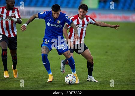 Mathias Olivera (Getafe CF) und Unai Vencendor des Athletic Club de Bilbao, die während der La Liga-Runde 11 zwischen Getafe CF und Athletic Club de Bilbao im Stadion Alfonso Perez in Aktion waren.(Endstand: Getafe CF vs Athletic Club de 1-1) Stockfoto