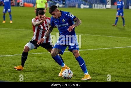 Mathias Olivera (Getafe CF) und Ander Capa des Athletic Club de Bilbao in Aktion während der La Liga-Matchrunde 11 zwischen Getafe CF und Athletic Club de Bilbao im Alfonso Perez Stadion.(Endnote: Getafe CF VS Athletic Club de 1-1) Stockfoto