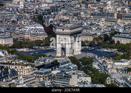 Luftaufnahme von Paris mit dem Arc de Triomphe in Die Mitte des Bildes Stockfoto