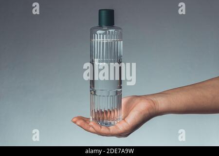 Frau mit türkischem köln (oder Eau de cologne und türkischem Desinfektionsmittel) an der Hand. Coronavirus-Übertragung mit den Händen. Covid-19-Konzept Stockfoto