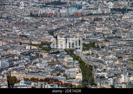 Luftaufnahme von Paris mit dem Arc de Triomphe in Die Mitte des Bildes Stockfoto