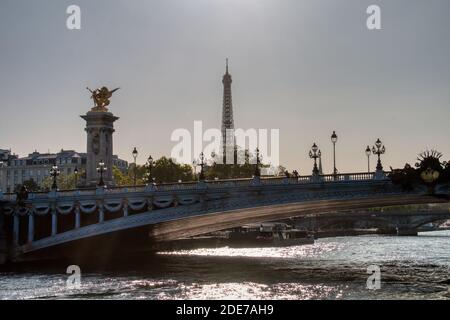 Schöne Landschaft in Paris, Frankreich. Sonnenuntergang an der Alexander III Brücke über die seine und im Hintergrund der Eiffelturm Stockfoto