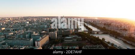 Paris bei Sonnenuntergang. Panoramablick auf Paris von oben Stockfoto