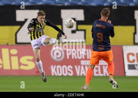 ARNHEM, NIEDERLANDE - NOVEMBER 29: (L-R) Enzo Cornelisse von Vitesse und Sebastian Polter von Fortuna Sittard während des niederländischen Eredivisie-Spiels dazwischen Stockfoto