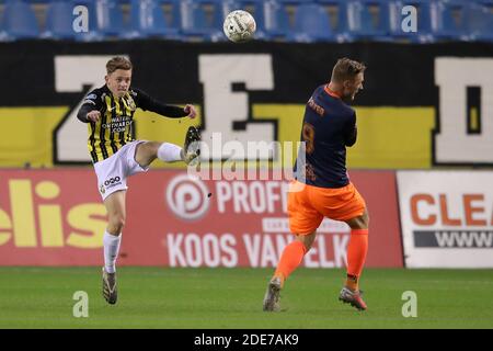 ARNHEM, NIEDERLANDE - NOVEMBER 29: (L-R) Enzo Cornelisse von Vitesse und Sebastian Polter von Fortuna Sittard während des niederländischen Eredivisie-Spiels dazwischen Stockfoto