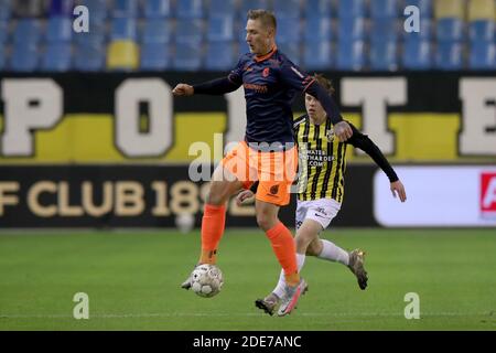 ARNHEM, NIEDERLANDE - NOVEMBER 29: (L-R) Sebastian Polter von Fortuna Sittard und Enzo Cornelisse von Vitesse während des niederländischen Eredivisie-Spiels Stockfoto