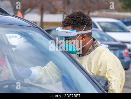 Ein Idaho Army National Guardsman verwaltet ein COVID-19 Screening bei Saint Alphonsus Medical Group Meridian Health Plaza Urgent Care 19. November 2020 in Meridian, Idaho. Stockfoto