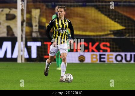 ARNHEM, NIEDERLANDE - NOVEMBER 29: Enzo Cornelisse von Vitesse, basisdebeut während des niederländischen Eredivisie-Spiels zwischen Vitesse und Fortuna Sittard in Ge Stockfoto
