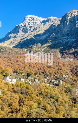 Blick auf das traditionelle Dorf Mikro Papigo mit Stein Gebäude und Astraka Berg als Hintergrund während der Herbstsaison in zagori Griechenland Stockfoto