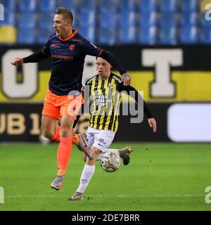 ARNHEM, NIEDERLANDE - NOVEMBER 29: Sebastian Polter van Fortuna Sittard, Enzo Cornelisse von Vitesse während des niederländischen Eredivisie-Spiels zwischen Vitesse Stockfoto