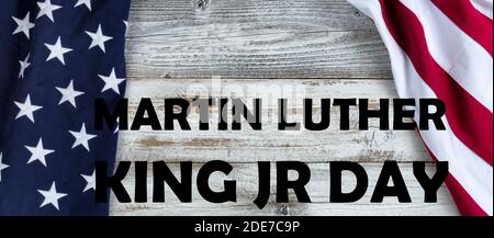 Happy Martin Luther King JR Tag Hintergrund mit Buchstaben und Drapende Flagge der USA Stockfoto