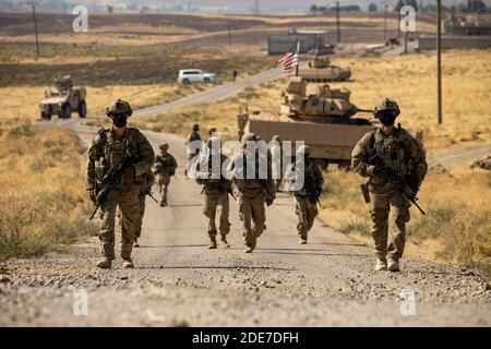 Soldaten der US-Armee patrouillieren auf einer Straße in Nordsyrien 26. Oktober 2020 in der Nähe von Qamischli, Syrien. Die Soldaten sind in Syrien, um die kombinierte Joint Task Force Operation inhärente Entschlossenheit gegen die Kämpfer des Islamischen Staates zu unterstützen. Stockfoto