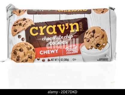Winneconne, WI -22 November 2020: Ein Paket von Cravn Schokolade Chip Cookies auf einem isolierten Hintergrund. Stockfoto