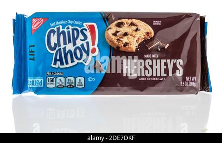 Winneconne, WI -22 November 2020: Ein Paket von Chips Ahoy mit hersheys Milch Schokolade Cookies auf einem isolierten Hintergrund gemacht. Stockfoto