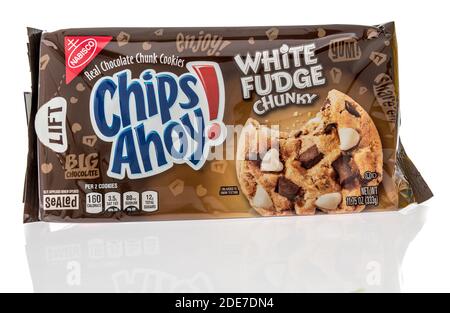 Winneconne, WI -22 November 2020: Ein Paket von Chips Ahoy weißen Fudge klobige Cookies auf einem isolierten Hintergrund. Stockfoto
