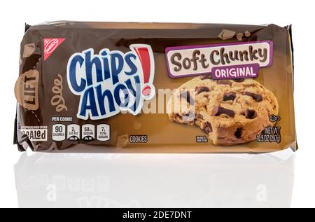 Winneconne, WI -22 November 2020: Ein Paket von Chips Ahoy weichen chunky oritinal Schokolade Cookies auf einem isolierten Hintergrund. Stockfoto