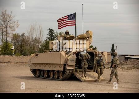 Eine US-Armee-Soldaten starten eine abgelegene Patrouille von einem Bradley Infanterie-Kampffahrzeug in Nordsyrien 24. November 2020 in der Nähe von Qamischli, Syrien. Die Soldaten sind in Syrien, um die kombinierte Joint Task Force Operation inhärente Entschlossenheit gegen die Kämpfer des Islamischen Staates zu unterstützen. Stockfoto