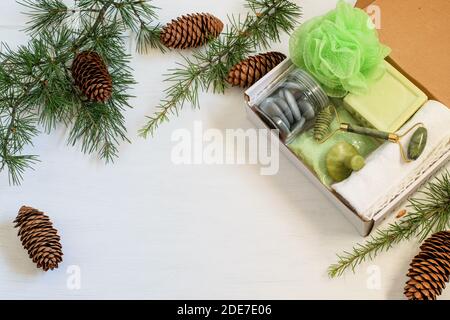 Saisonale handgemachte Geschenkbox mit persönlichen Kosmetikprodukten für Aromatherapie. Umweltfreundliches Weihnachtsgeschenk für Familie oder Freunde. Stockfoto
