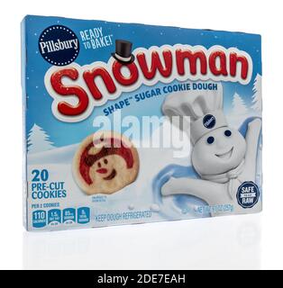 Winneconne, WI -29 November 2020: Ein Paket von Pillsbury Schneemann Cookies auf einem isolierten Hintergrund. Stockfoto